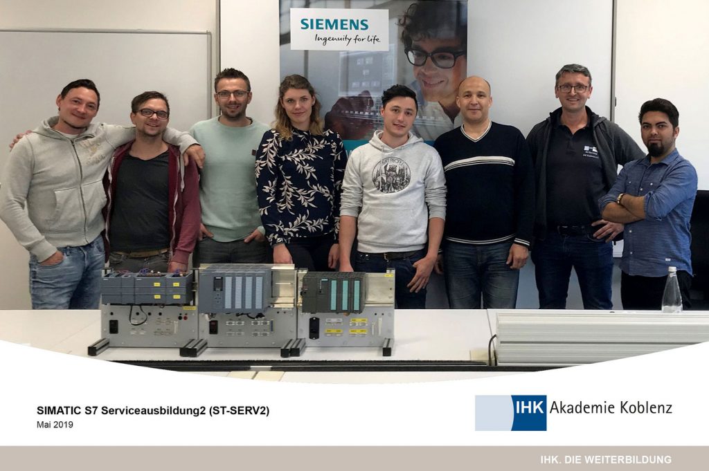 Teilnehmende des Seminars "ST-SERV2" posieren für die Kamera