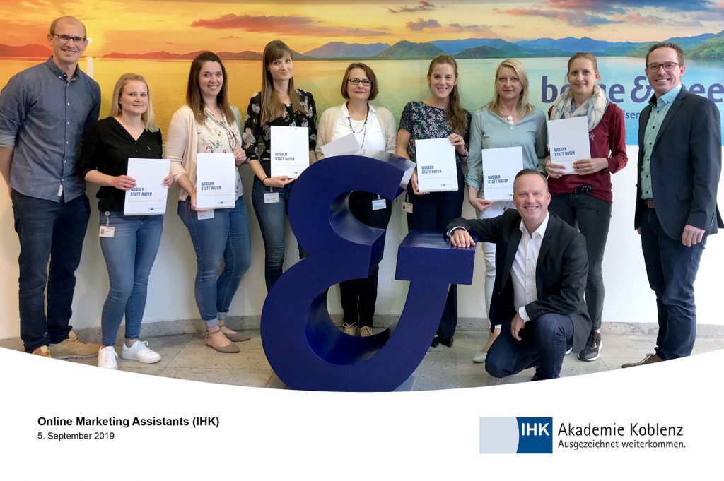 Online Marketing Assistant Teilnehmende posieren für die Kamera und halten Zertifikat in der Hand