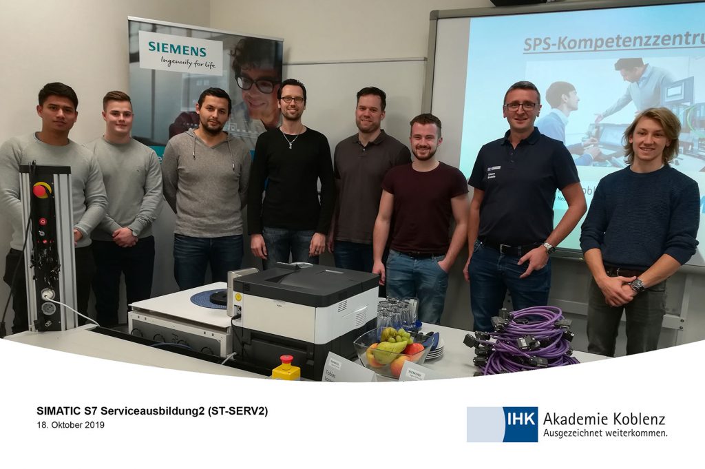 Teilnehmende des Seminars "ST-SERV2" im Seminarraum