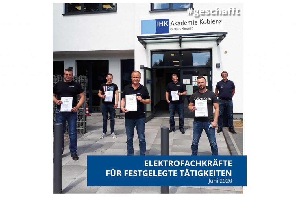 Elektrofachkräfte für festgelegte Tätigkeiten mit Bescheinigung in der Hand von rechts
