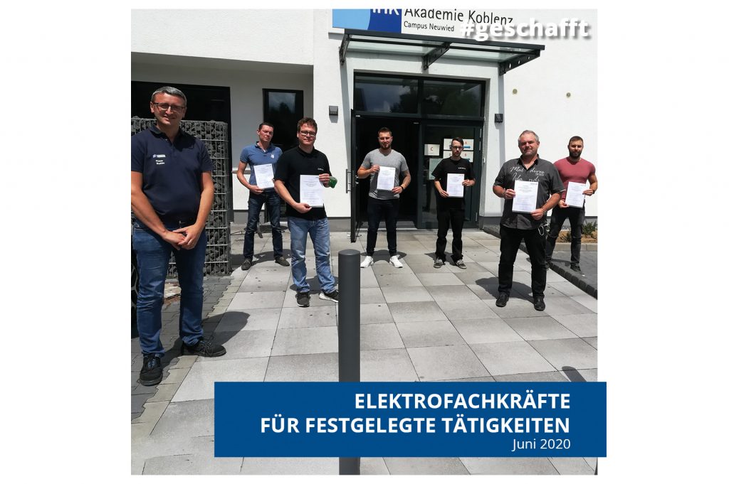 Elektrofachkräfte für festgelegte Tätigkeiten mit Bescheinigung in der Hand von links