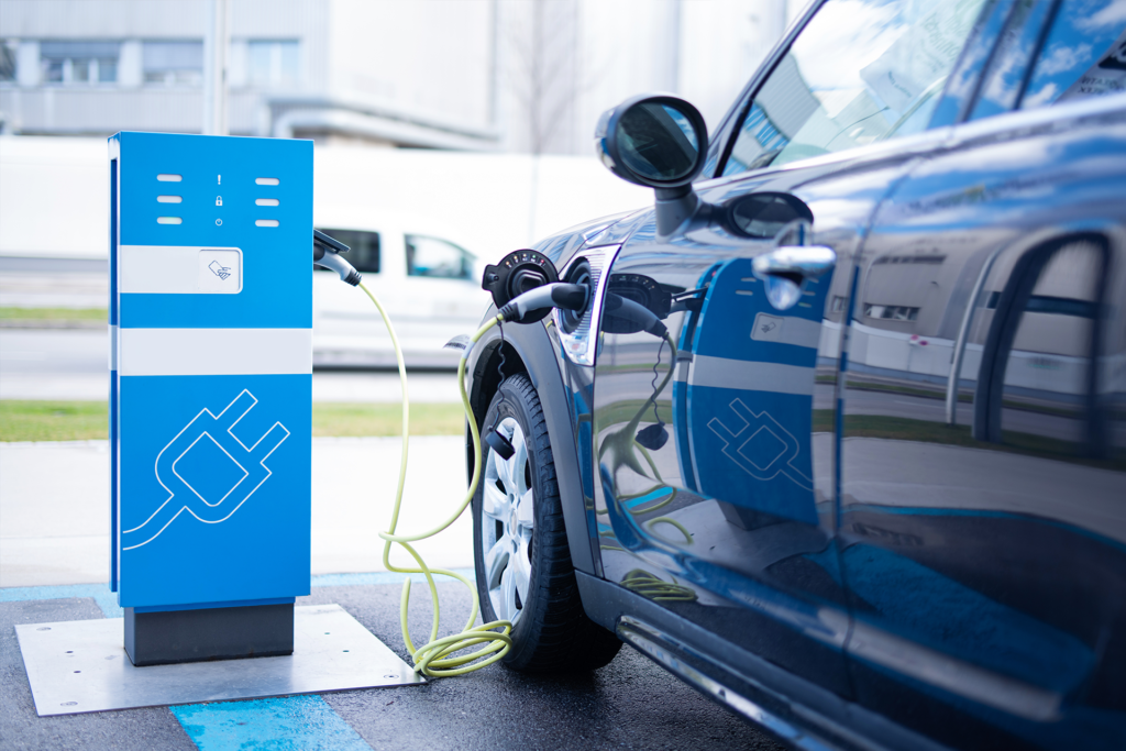 Elektroauto steht zum Aufladen an Ladesäule